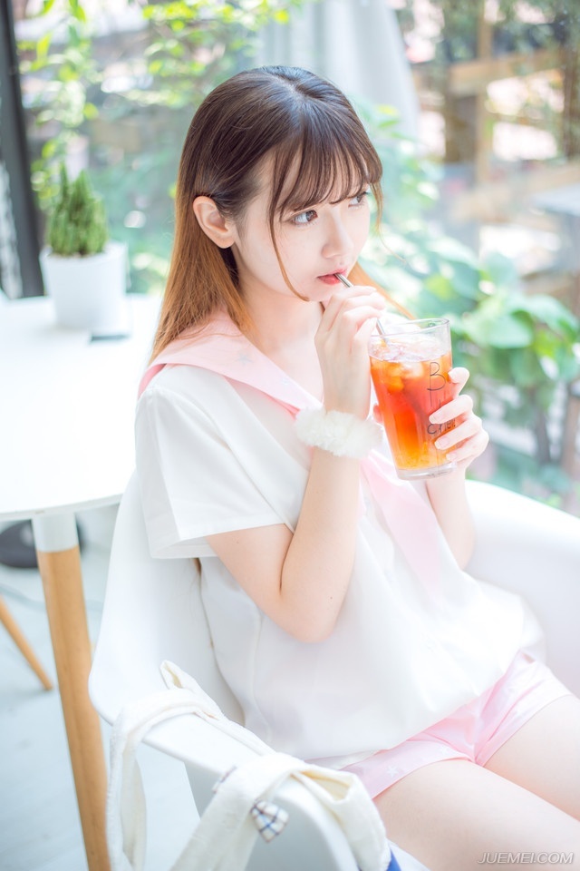 友谊和花香一样，还是淡一点的比较好，越淡的香气越使人依恋，也越能持久。
